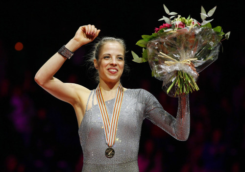 카롤리나 코스트너 (Carolina Kostner/스케이트선수/이탈리아)
<YONHAP PHOTO-0115> Carolina Kostner of Italy poses with her gold medal after the Women's Free skating at the ISU 2012 World Figure Skating Championships in Nice, southern France, Saturday, March 31, 2012. (AP Photo/ Francois Mori)/2012-04-01 06:06:56/ <저작권자 ⓒ 1980-2012 ㈜연합뉴스. 무단 전재 재배포 금지.>
Carolina Kostner poses with her gold medal.  AP-Yonhap News