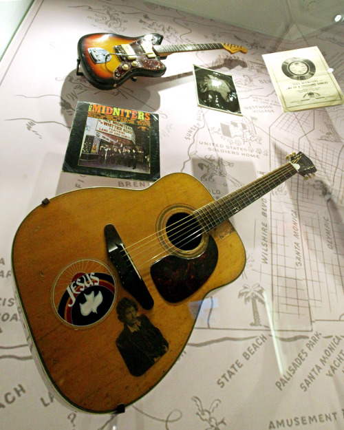 <YONHAP PHOTO-0039> This March 26, 2012 photo shows a Harmony Sovereign acoustic guitar with a Jesus sticker among other items from Chicano musician Little Willie G, aka Willie Garcia, founding member of Thee Midniters in the 1960s, at the exhibit, "Trouble In Paradise: Music and Los Angeles, 1945-1975," at the Grammy Museum in Los Angeles. The museum website says the exhibit focuses on the "tensions between alluring myths of Southern California paradise and the realities of social struggle that characterized the years following WWII." (AP Photo/Reed Saxon)/2012-04-01 01:39:10/ <저작권자 ⓒ 1980-2012 ㈜연합뉴스. 무단 전재 재배포 금지.>
This file photo shows a Harmony Sovereign acoustic guitar with a Jesus sticker among other items from Chicano musician Little Willie G at the exhibit, “Trouble In Paradise: Music and Los Angeles, 1945-1975,” at the Grammy Museum in Los Angeles.  AP-Yonhap News