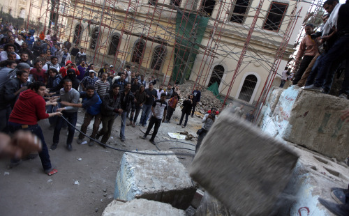 <YONHAP PHOTO-0382> Egyptian protesters break a concrete block wall erected by security forces to separate the prime minister's headquarters and Tahrir Square in Cairo, Egypt, Friday, March 30, 2012. (AP Photo/Khalil Hamra)/2012-03-31 07:52:23/ <저작권자 ⓒ 1980-2012 ㈜연합뉴스. 무단 전재 재배포 금지.>
Egyptian protesters break a concrete block wall erected by security forces to separate the prime minister’s headquarters and Tahrir Square in Cairo on Friday.  AP-Yonhap News
