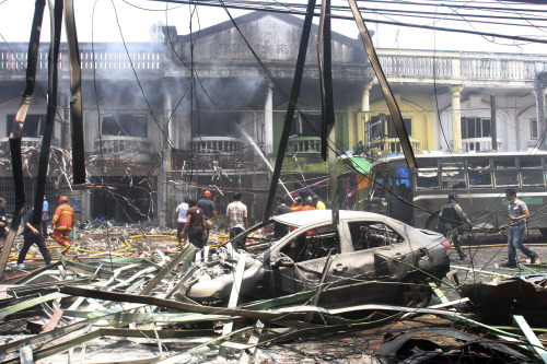 <YONHAP PHOTO-0850> Thai fire fighters and soldiers walk at the site of the car bomb attack in Yala province, southern Thailand Saturday, March 31, 2012. Suspected Muslim insurgents set off coordinated bomb blasts as shoppers gathered for lunch Saturday in a busy hub of Thailand's restive south, killing eight people and wounding more than 60, officials said. (AP Photo/Sumeth Panpetch)/2012-03-31 21:40:02/ <저작권자 ⓒ 1980-2012 ㈜연합뉴스. 무단 전재 재배포 금지.>
Thai firefighters and soldiers walk at the site of the car bomb attack in Yala province, southern Thailand on Saturday.  AP-Yonhap News
