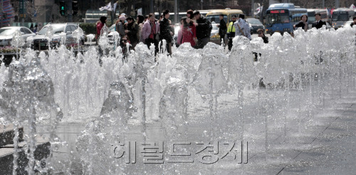 1일 일요일  광화문 시민광장 분수대가 가동을 시작했다. 산록에 아직 푸르름이 오지는 않았지만 시원하게 솟아나는 물줄기가  새 봄을 품어내고 있다. <br />정희조 기자/checho@heraldm.com 120401
1일 일요일  광화문 시민광장 분수대가 가동을 시작했다. 산록에 아직 푸르름이 오지는 않았지만 시원하게 솟아나는 물줄기가  새 봄을 품어내고 있다.
정희조 기자/checho@heraldm.com 120401
1일 일요일  광화문 시민광장 분수대가 가동을 시작했다. 산록에 아직 푸르름이 오지는 않았지만 시원하게 솟아나는 물줄기가  새 봄을 품어내고 있다.
정희조 기자/checho@heraldm.com 120401