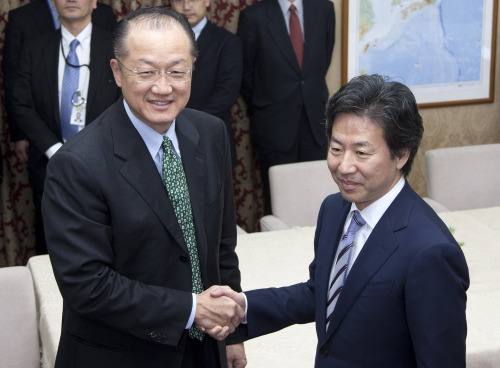 Jim Yong Kim, president of Dartmouth College and the U.S. nominee to be president of the World Bank, left, shakes hands with Jun Azumi, Japan's finance minister, before their meeting at the Ministry of Finance in Tokyo, Japan, on Sunday, April 1, 2012. Kim, nominated March 23 by President Barack Obama to succeed Robert Zoellick as the bank's president, is traveling to Asia, Latin America and Africa to discuss developing countries' priorities for the lender. Photographer: Tomohiro Ohsumi/Bloomberg *** Local Caption *** Jim Yong Kim; Jun Azumi
Jim Yong Kim (left), president of Dartmouth College and the U.S. nominee to be president of the World Bank shakes hands with Jun Azumi, Japan’s finance minister, before their meeting at the Ministry of Finance in Tokyo on Sunday.  Bloomberg