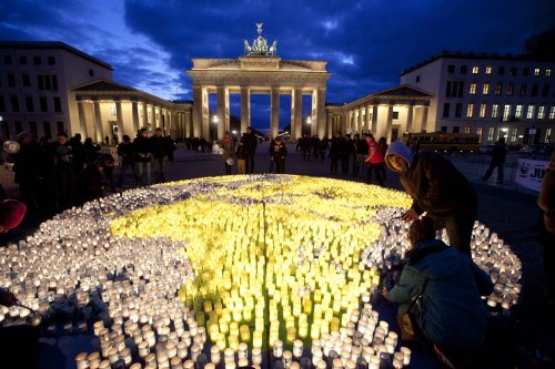 <YONHAP PHOTO-0051> Volunteers of the World Wide Fund For Nature (WWF) place candles amongst about 5000 candles to picture the globe prior to 'Earth Hour' in front of the Brandenburg Gate in Berlin, Saturday, March 31, 2012. Earth Hour takes place worldwide at 8.30 p.m. local time and is a global call to turn off lights for 60 minutes in a bid to highlight the global climate change. (AP Photo/Markus Schreiber)/2012-04-01 05:46:34/ <저작권자 ⓒ 1980-2012 ㈜연합뉴스. 무단 전재 재배포 금지.>
Volunteers of the World Wide Fund For Nature place about 5000 candles to picture the globe prior to “Earth Hour” in front of the Brandenburg Gate in Berlin on Saturday.  AP-Yonhap News