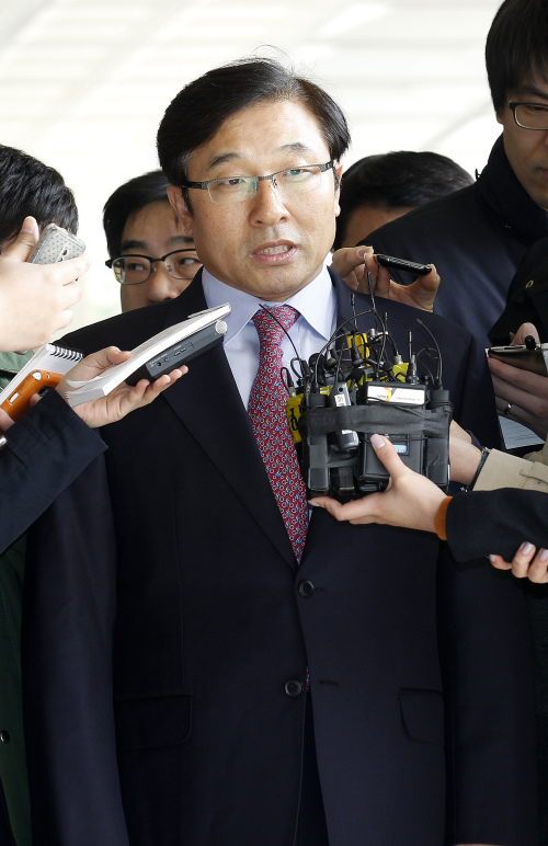 이영호(전 별정직공무원)
<YONHAP PHOTO-0491> 이영호 전 비서관 검찰소환 (서울=연합뉴스) 김병만 기자 = 민간인 불법사찰과 관련, 자신이 총리실 자료 삭제를 지시한 '몸통'이라고 주장한 이영호 전 청와대 고용노사비서관이 31일 서초동 서울중앙지검에 출석, 기자들 질문에 답하고 있다. 2012.3.31 kimb01@yna.co.kr (끝)/2012-03-31 10:41:16/ <저작권자 ⓒ 1980-2012 ㈜연합뉴스. 무단 전재 재배포 금지.>
Lee Young-ho