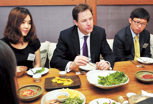 British deputy leader moved by N. Korean defectors’ stories