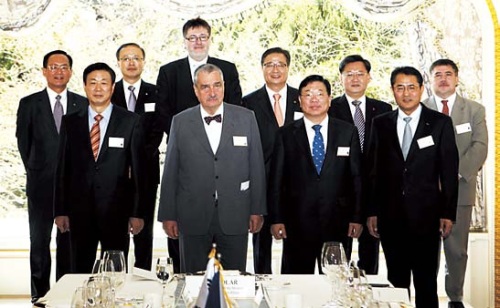 Czech Deputy Prime Minister Schwarzenberg (front row, center)
with representatives of Korean companies in Seoul. (Czech Embassy)