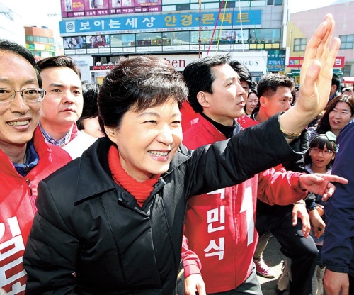 박근혜(국회의원)
Rep. Park Geun-hye, leader of the ruling Saenuri Party, waves to voters in a traditonal market in Busan she visited to support the campaign by the party’s local candidate Rep. Park Min-shik.
(Busan Ilbo)