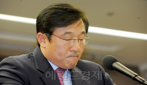 이영호(전 별정직공무원)
국무총리실의 민간인 불법사찰 관련 증거인멸 의혹 사건을 수사 중인 서울중앙지검 특별수사팀은 증거인멸 교사 등의 혐의로 이영호 전 청와대 고용노사비서관에 대해 1일 구속영장을 청구했다.