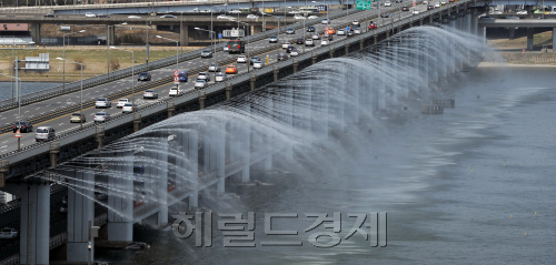 1일 반포대교 분수가 가동하고 있다. <br />정희조 기자/checho@heraldm.com 120401
1일 반포대교 분수가 가동하고 있다.
정희조 기자/checho@heraldm.com 120401
1일 반포대교 분수가 가동하고 있다.
정희조 기자/checho@heraldm.com 120401
지난 1일 서울 한강 반포대교 분수인 달빛무지개분수가 올 들어 처음 가동을 시작해 본격적인 봄이 왔음을 알렸다. 서울시는 시내 365개 분수대 중 광화문광장 분수대 등 20여개를 이날 우선 가동했다.  정희조 기자/checho@heraldm.com