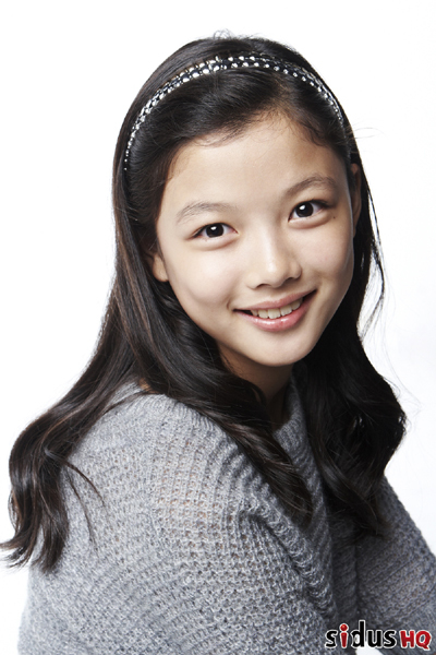 김유정(영화배우,탤런트)
아역배우 김유정이 유명 디자이너 지춘희의 뮤즈가 된다.
2일 소속사 싸이더스HQ에 따르면 김유정이 이날부터 진행되는 2012 F/W 서울 패션 위크서 생애 처음으로 런웨이 모델로 나선다.