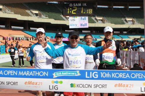 LIG손해보험은 지난 1일 잠실 올림픽주경기장에서 ‘LIG 제10회 코리아오픈 마라톤’ 대회를 열었다. 이 대회는 지난 2003년 처음 시작돼 올해로 10년째를 맞는다. 이날 대회에는 총 1만여 명의 시민들이 참여해 한강변을 따라 달리며 완연한 봄기운을 만끽했다.  ‘마라톤 경영인’으로 알려진 구자준(가운데) 회장이 10Km 단축마라톤 코스의 결승선을 통과하고 있다.