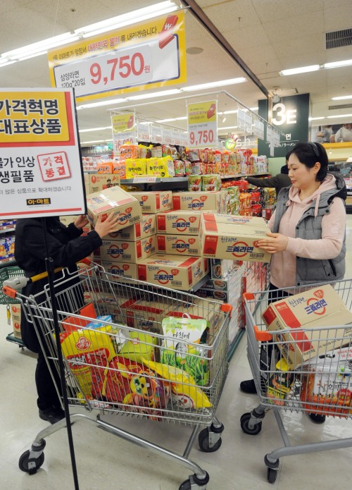 전세계적인 이상저온으로 신선식품부터 가공식품까지 가격이 급등세를 보이고 있는 가운데 이마트가 10일 정부지정 생필품을 중심으로 가격동결 및 가격인하 선언을 했다. 이번에 포함된 상품은 올해 가격인상 가능성이 가장 큰 품목인 라면과 밀가루, 간장 등 주요 가공식품과 구제역으로 인해 가격인상이 점쳐지고 있는 삼겹살, 한우 등심 등 신선식품으로 최소 1개월에서 최대 1년까지 가격동결을 한다.  <br />박해묵기자 mook@heraldm.com 2011.02.10