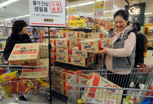 전세계적인 이상저온으로 신선식품부터 가공식품까지 가격이 급등세를 보이고 있는 가운데 이마트가 10일 정부지정 생필품을 중심으로 가격동결 및 가격인하 선언을 했다. 이번에 포함된 상품은 올해 가격인상 가능성이 가장 큰 품목인 라면과 밀가루, 간장 등 주요 가공식품과 구제역으로 인해 가격인상이 점쳐지고 있는 삼겹살, 한우 등심 등 신선식품으로 최소 1개월에서 최대 1년까지 가격동결을 한다. <br />박해묵기자 mook@heraldm.com 2011.02.10