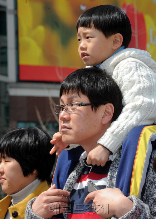 1일 주말을 맞아 한명숙 민주통합당 대표가 고양과 일산지역을 돌며 자당과 야권단일후보 지원유세에 나섰다. 화정역 인근에서 열린 덕양구갑 심상정 야권연대 단일후보 지원유세장에서  유권자들이 유심히 선거운동을 지켜보고 있다./ 안훈기자 rosedale@ 2012.04.01
1일 주말을 맞아 한명숙 민주통합당 대표가 고양과 일산지역을 돌며 자당과 야권단일후보 지원유세에 나섰다. 화정역 인근에서 열린 덕양구갑 심상정 야권연대 단일후보 지원유세장에서  유권자들이 유심히 선거운동을 지켜보고 있다./ 안훈기자 rosedale@ 2012.04.01
4ㆍ11 총선을 9일 앞두고 민심은 여전히 오리무중이다. 민간인 불법사찰 파문이 여야 어느 쪽에 유리하게 작용할지 전문가들조차 전망하지 못하고 있다. 지난 1일 열린 주말 유세장에서 자녀를 무동 태운 한 시민이 주의 깊게 후보들의 공약을 듣고 있다.  안훈 기자/rosedale@
1일 주말을 맞아 한명숙 민주통합당 대표가 고양과 일산지역을 돌며 자당과 야권단일후보 지원유세에 나섰다. 화정역 인근에서 열린 덕양구갑 심상정 야권연대 단일후보 지원유세장에서  유권자들이 유심히 선거운동을 지켜보고 있다./ 안훈기자 rosedale@ 2012.04.01
1일 주말을 맞아 한명숙 민주통합당 대표가 고양과 일산지역을 돌며 자당과 야권단일후보 지원유세에 나섰다. 화정역 인근에서 열린 덕양구갑 심상정 야권연대 단일후보 지원유세장에서  유권자들이 유심히 선거운동을 지켜보고 있다./ 안훈기자 rosedale@ 2012.04.01