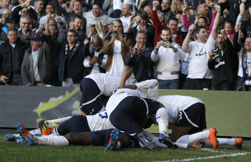 <YONHAP PHOTO-0091> Tottenham's Emmanuel Adebayor , bottom, celebrates his goal with team mates during the English Premier League soccer match between Tottenham Hotspur and Swansea City at White Hart Lane Stadium in London, Sunday, April 1, 2012. (AP Photo/Kirsty Wigglesworth)/2012-04-02 05:09:37/ <저작권자 ⓒ 1980-2012 ㈜연합뉴스. 무단 전재 재배포 금지.>
Tottenham’s Emmanuel Adebayor (bottom) celebrates his goal with teammates.  AP-Yonhap News