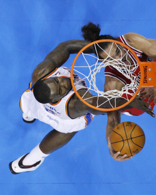<YONHAP PHOTO-0144> Chicago Bulls center Joakim Noah, right, shoots in front of Oklahoma City Thunder center Kendrick Perkins, left, in the third quarter of an NBA basketball game in Oklahoma City, Sunday, April 1, 2012. Oklahoma City won 92-78. AP Photo/Sue Ogrocki)/2012-04-02 05:39:38/ <저작권자 ⓒ 1980-2012 ㈜연합뉴스. 무단 전재 재배포 금지.>
Chicago Bulls center Joakim Noah drives to the basket on Oklahoma City Thunder center Kendrick Perkins in the third quarter.  AP-Yonhap News