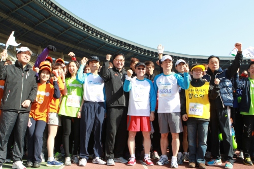 <YONHAP PHOTO-0487> LIG 제10회 코리아오픈마라톤 개최 (서울=연합뉴스) LIG손해보험이 1일 서울 잠실 올림픽주경기장에서 'LIG 제10회 코리아오픈 마라톤' 대회를 개최한 가운데 LIG손해보험 구자준(왼쪽 일곱번째)회장, 장남식(왼쪽 첫번째) 경영관리총괄 사장, 김병헌 영업총괄 사장(왼쪽 여덟번째), 이경석 LIG손해보험 그레이터스배구단 감독(왼쪽 여섯번째) 등이 출발에 앞서 힘차게 파이팅을 외치고 있다. 2012.4.1 << LIG손해보험 >> photo@yna.co.kr/2012-04-01 15:01:33/ <저작권자 ⓒ 1980-2012 ㈜연합뉴스. 무단 전재 재배포 금지.>
<YONHAP PHOTO-0487> LIG 제10회 코리아오픈마라톤 개최 (서울=연합뉴스) LIG손해보험이 1일 서울 잠실 올림픽주경기장에서 'LIG 제10회 코리아오픈 마라톤' 대회를 개최한 가운데 LIG손해보험 구자준(왼쪽 일곱번째)회장, 장남식(왼쪽 첫번째) 경영관리총괄 사장, 김병헌 영업총괄 사장(왼쪽 여덟번째), 이경석 LIG손해보험 그레이터스배구단 감독(왼쪽 여섯번째) 등이 출발에 앞서 힘차게 파이팅을 외치고 있다. 2012.4.1 << LIG손해보험 >> photo@yna.co.kr/2012-04-01 15:01:33/ <저작권자 ⓒ 1980-2012 ㈜연합뉴스. 무단 전재 재배포 금지.>
<YONHAP PHOTO-0487> LIG 제10회 코리아오픈마라톤 개최 (서울=연합뉴스) LIG손해보험이 1일 서울 잠실 올림픽주경기장에서 'LIG 제10회 코리아오픈 마라톤' 대회를 개최한 가운데 LIG손해보험 구자준(왼쪽 일곱번째)회장, 장남식(왼쪽 첫번째) 경영관리총괄 사장, 김병헌 영업총괄 사장(왼쪽 여덟번째), 이경석 LIG손해보험 그레이터스배구단 감독(왼쪽 여섯번째) 등이 출발에 앞서 힘차게 파이팅을 외치고 있다. 2012.4.1 << LIG손해보험 >> photo@yna.co.kr/2012-04-01 15:01:33/ <저작권자 ⓒ 1980-2012 ㈜연합뉴스. 무단 전재 재배포 금지.>