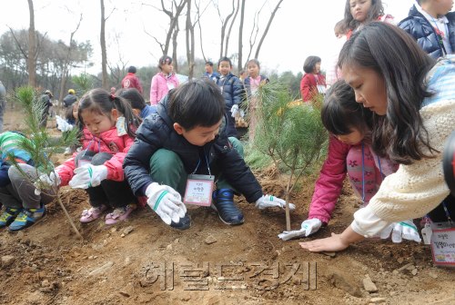 다가오는 식목일을 맞이하여 2일 오전 서초구청은 우면산 산사태 복구현장에서 관내 어린이집어린이와 학부모 및 주민 250여명이 참여한 가운데 나무심기행사가 열렸다.<br />이상섭 기자. babtong@heraldm.com 2012.04.02
다가오는 식목일을 맞이하여 2일 오전 서초구청은 우면산 산사태 복구현장에서 관내 어린이집어린이와 학부모 및 주민 250여명이 참여한 가운데 나무심기행사가 열렸다.
이상섭 기자. babtong@heraldm.com 2012.04.02
수마(水魔)가 할퀴고 간 우면산. 아이들의 작은 소망이 우면산 구석구석에 심어지고 있다. 지난해와 같은 참사가 다시는 일어나지 않기를 바라는 소망이다. 서울 서초구청은 2일 우면산 산사태 복구현장에서 어린이와 학부모 등 주민 250여명이 참여한 가운데 나무심기 행사를 가졌다.  이상섭 기자/babtong@heraldm.com