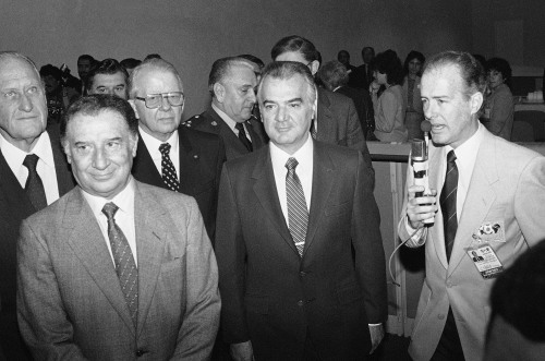 <YONHAP PHOTO-0116> FILE - In this Dec. 13, 1985 file photo, Mexico's former President Miguel de la Madrid, second from right, stands with leaders of the the 1986 World Cup Soccer Organizing Committee in Mexico City. Mexico's President Felipe Calderon announced on twitter on April 1, 2012 that Miguel de la Madrid has died at age 77. From left to right are president of FIFA Dr. Joao Havelange, Guillermo J. Canedo, president of the Mexico 86 World Cup Organizing Committee, Dr. Hermann Neuberger, vice president of FIFA, and the man at right is unidentified. (AP Photo, File)/2012-04-02 05:13:14/ <저작권자 ⓒ 1980-2012 ㈜연합뉴스. 무단 전재 재배포 금지.>
Mexico’s former President Miguel de la Madrid (second from right) stands with leaders of the the 1986 World Cup Soccer Organizing Committee in Mexico City on Dec. 13, 1985.  AP-Yonhap News