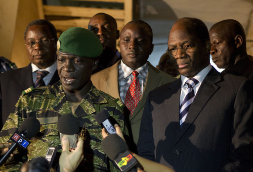 <YONHAP PHOTO-0272> Junta leader Capt. Amadou Haya Sanogo, front left, speaks to the press after a meeting with Burkina Faso's Foreign Affairs Minister Djibril Bassole, front right, at junta headquarters in Kati, outside Bamako, Mali Saturday, March 31, 2012. The countries neighboring Mali have condemned the recent coup and have given the military junta a 72-hour deadline to hand power back to civilians or face crippling sanctions, which expires on Monday. On Saturday, the junta sent a delegation, headed by Col. Moussa Coulibaly, center, to meet with the president of neighboring Burkina Faso, while Bassole arrived later in Bamako to meet with Sanogo. (AP Photo/Rebecca Blackwell)/2012-04-01 09:34:31/ <저작권자 ⓒ 1980-2012 ㈜연합뉴스. 무단 전재 재배포 금지.>
Junta leader Capt. Amadou Haya Sanogo (front left), speaks to the press after a meeting with Burkina Faso’s Foreign Affairs Minister Djibril Bassole (front right), at junta headquarters in Kati, outside Bamako, Mali.  AP-Yonhap News