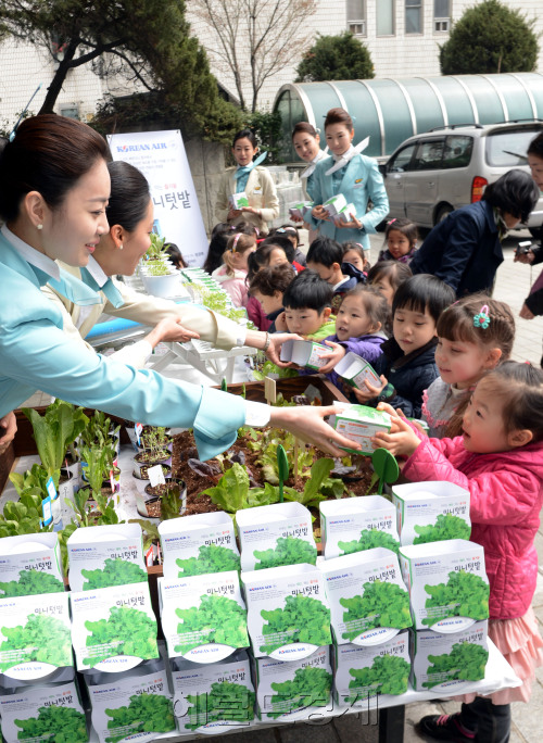 대한항공은 식목일을 앞두고 2일 오전 서울 중구 서소문동 대한항공 빌딩앞에서 객실 승무원들이 어린이 및 시민들에게 채소 재배 키트를 나눠주고 있다.<br />김명섭 기자 msiron@
대한항공은 식목일을 앞두고 2일 오전 서울 중구 서소문동 대한항공 빌딩앞에서 객실 승무원들이 어린이 및 시민들에게 채소 재배 키트를 나눠주고 있다.
김명섭 기자 msiron@