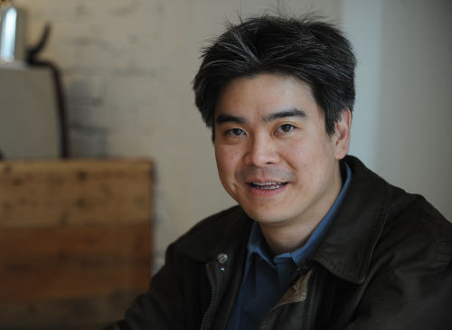 한국계 미국인 극작가 로이드 서 인터뷰.<br />이상섭 기자. babtong@heraldm.com 2012.03.29
Korean-American playwright Lloyd Suh poses for a photo in Seoul on Thursday. Lee Sang-sub/The Korea herald
