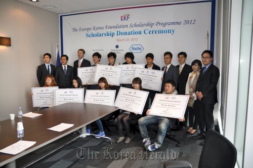 Nine students show off their collegiate scholarships awarded by the Europe-Korea Foundation. Yoav Cerralbo/The Korea Herald