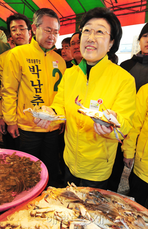민주통합당 한명숙 상임선대위원장이  2일 오전 인천광역시 남동구 논현동 소래포구 소래공판장에서 남동구갑 박남춘 후보와 시장을 둘러보다 꽃게를 들어 보고 있다.  박현구 기자phko@heraldm.com 2012.04.02
민주통합당 한명숙 상임선대위원장이  2일 오전 인천광역시 남동구 논현동 소래포구 소래공판장에서 남동구갑 박남춘 후보와 시장을 둘러보다 꽃게를 들어 보고 있다.  박현구 기자phko@heraldm.com 2012.04.02