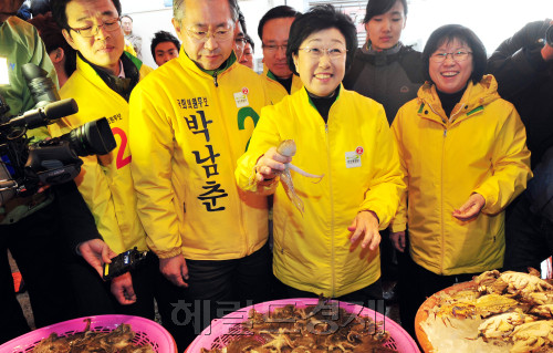 민주통합당 한명숙 상임선대위원장이  2일 오전 인천광역시 남동구 논현동 소래포구 소래공판장에서 남동구갑 박남춘 후보와 시장을 둘러보다 쭈꾸미를 잡아 보이고 있다.  박현구 기자phko@heraldm.com 2012.04.02
민주통합당 한명숙 상임선대위원장이  2일 오전 인천광역시 남동구 논현동 소래포구 소래공판장에서 남동구갑 박남춘 후보와 시장을 둘러보다 쭈꾸미를 잡아 보이고 있다.  박현구 기자phko@heraldm.com 2012.04.02