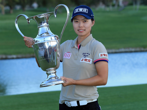 유선영(골퍼)
<YONHAP PHOTO-0303> RANCHO MIRAGE, CA - APRIL 01: Sun Young Yoo of South Korea proudly holds the trophy after her play-off win during the final round of the 2012 Kraft Nabisco Championship at Mission Hills Country Club on April 1, 2012 in Rancho Mirage, California. David Cannon/Getty Images/AFP== FOR NEWSPAPERS, INTERNET, TELCOS & TELEVISION USE ONLY ==../2012-04-02 10:45:46/ <저작권자 ⓒ 1980-2012 ㈜연합뉴스. 무단 전재 재배포 금지.>
Korea’s Yoo Sun-young poses with the winner’s trophy in Rancho Mirage, California, Sunday.  AFP-Yonhap News