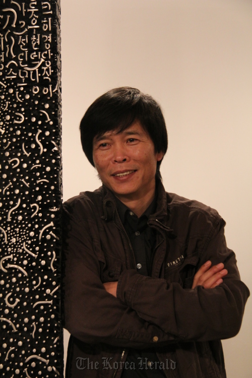 이재효(조각가)
Artist Lee Jae-hyo poses in front of one of his sculptures made with nails.  Sungkok Art Museum
