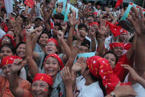 <YONHAP PHOTO-0402> (120402) -- YANGON, April 2, 2012 (Xinhua) -- Supporters and members of the National League for Democracy (NLD) cheer in front of its headquarters in Yangon, Myanmar, April 1, 2012. NLD chairperson Aung San Suu Kyi has won Myanmar's parliamentary by-elections and her party's other candidates swept almost all parliamentary seats, announced NLD Sunday night. (Xinhua/U Aung) (zcc)/2012-04-02 11:24:57/ <저작권자 ⓒ 1980-2012 ㈜연합뉴스. 무단 전재 재배포 금지.>
Supporters and members of the National League for Democracy cheer in front of its headquarters in Yangon, Myanmar on Monday.  Xinhua-Yonhap News