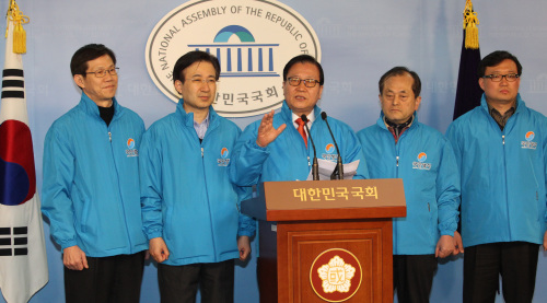 박세일(정당인)
<YONHAP PHOTO-0872> 박세일 무소속 연대 제안 (서울=연합뉴스) 백승렬 기자 = 국민생각 박세일 대표가 25일 국회 정론관에서 기자회견을 통해 보수가치를 함께하는 무소속 후보들과 연대를 제안하고 있다. 2012. 3. 25 srbaek@yna.co.kr/2012-03-25 16:36:52/ <저작권자 ⓒ 1980-2012 ㈜연합뉴스. 무단 전재 재배포 금지.>
Park Se-il speaks at a press conference for the recently formed Korea Vision Party last month. Park’s party hopes to shake up the two-party status quo. Yonhap News