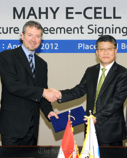 존 시모네띠(John Simonetti/기업인/매그너 이카 CFO)/이충동(기업인/현대중공업 부사장)
Hyundai Heavy Industries’ senior executive vice president of green energy Lee Choong-dong (right) and Magna E-Car Systems’ chief financial officer John Simonetti shake hands after signing an agreement to form a joint venture for electric car batteries at the shipbuilder’s Seoul office on Monday.  HHI