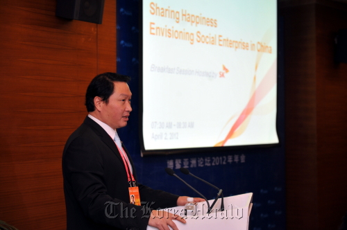 최태원(기업인/SK그룹 대표이사 회장)
SK Group chairman Chey Tae-won speaks at the Boao Forum in Hainan, China, on Monday.   SK Group