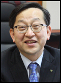 김종준(금융인)
김종준 하나은행장은 2일 2분기 조회사를 통해 “치열한 금융환경 속에서 미래의 경쟁력을 확보하기 위해서는 은행의 이익구조를 안정적으로 가져가야 하며, 안정적인 이익구조는 충분한 영업기반이 확보돼 있어야만 가능하다”며 “지금까지 해온 고객기반 확대영업은 지속돼야 하며, 많은 노력을 기울여 나가야 할 것”이라고 밝혔다.