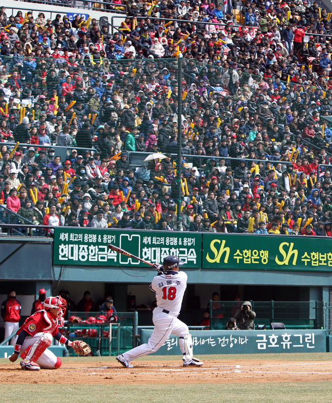 <YONHAP PHOTO-0710> 안타치는 김동주 (서울=연합뉴스) 윤태현 기자 = 25일 서울 잠실야구장에서 열린 2012 프로야구 두산 베어스와 기아 타이거즈 시범경기. 2회말 두산 공격 4번 김동주가 투수 앞 내야 안타를 치고 있다. 2012.3.25 tomatoyoon@yna.co.kr/2012-03-25 15:33:33/ <저작권자 ⓒ 1980-2012 ㈜연합뉴스. 무단 전재 재배포 금지.>