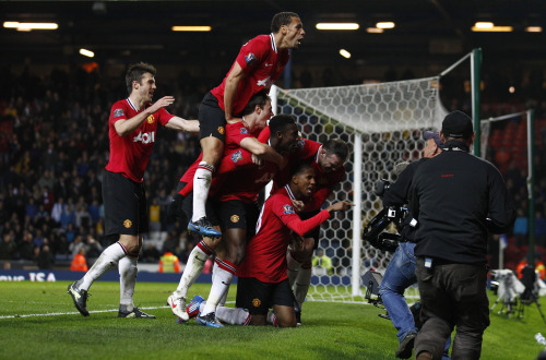 <YONHAP PHOTO-0300> Manchester United's Ashley Young, bottom center, is mobbed by jubilant teammates after scoring against Blackburn Rovers during their English Premier League soccer match at Ewood Park Stadium, Blackburn, England, Monday April 2, 2012. (AP Photo/Jon Super)/2012-04-03 06:07:04/ <저작권자 ⓒ 1980-2012 ㈜연합뉴스. 무단 전재 재배포 금지.>
Manchester United’s Ashley Young (bottom) celebrates his goal with teammates.  AP-Yonhap News
Manchester United’s Ashley Young (bottom) celebrates his goal with teammates.  AP-Yonhap News