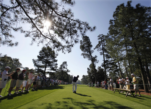 <YONHAP PHOTO-0052> K.J. Choi, of Korea, tees off at the ninth hole during a practice round for the Masters golf tournament Monday, April 2, 2012, in Augusta, Ga. (AP Photo/Darron Cummings)/2012-04-03 01:20:04/ <저작권자 ⓒ 1980-2012 ㈜연합뉴스. 무단 전재 재배포 금지.>
Korea’s Choi Kyung-ju tees off during a practice round for the Masters golf tournament on Monday.  AP-Yonhap News