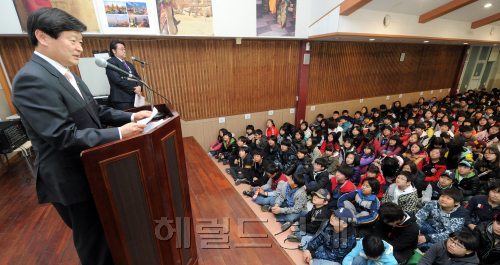 2일 오전 서울 중구 관내 초등학생 6학년 학생들이 풍납동 영어마을에서 입소식을 갖고 있다. 최창식 서울 중구청장이 입소식을 찾아 학생들에게 격려의 말을 전하고 있다./ 안훈기자 rosedale@ 2012.04.02
2일 오전 서울 중구 관내 초등학생 6학년 학생들이 풍납동 영어마을에서 입소식을 갖고 있다. 최창식 서울 중구청장이 입소식을 찾아 학생들에게 격려의 말을 전하고 있다./ 안훈기자 rosedale@ 2012.04.02
2일 오전 서울 중구 관내 초등학생 6학년 학생들이 풍납동 영어마을에서 입소식을 갖고 있다. 최창식 서울 중구청장이 입소식을 찾아 학생들에게 격려의 말을 전하고 있다./ 안훈기자 rosedale@ 2012.04.02
최창식 서울 중구청장이 2일 오전 관내 공립초등학교 6학년 학생들의 풍납동 영어마을 입소식에서 학생들을 격려하고 있다. 중구는 자치단체 최초로 올 연말까지 관내 공립초등학교 5ㆍ6학년생 1956명 전원을 총 13회에 걸쳐 서울영어마을 풍납캠프와 수유캠프에서 연수받도록 모든 비용을 지원한다. 안훈 기자/rosedale@