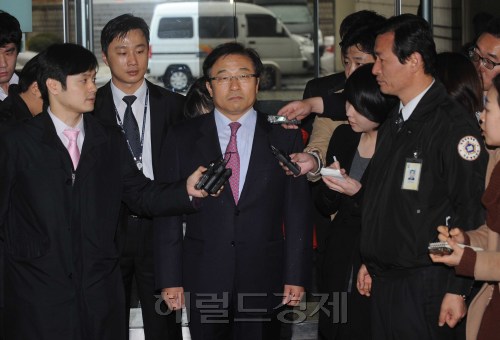 3일 오전 민간인 불법사찰 사건의 핵심인물인 이영호 전 청와대 비서관과 최종석 전 행정관의 영장실질심사가 서울중앙지법에서 열렸다. 이 전 비서관과 최 전 행정관은 지난 2010년 7월 검찰 수사 당시, 장진수 주무관에게 지시해 김종익 KB 한마음 전 대표와 관련된 사찰 자료를 없애도록 한 혐의를 받고 있으며, 서울중앙지법 영장전담 재판부는 영장실질심사를 진행한 뒤, 저녁쯤 영장 발부 여부를 결정할 예정이다. 이영호가 영장실질심사를 받기위해 서울중앙지법으로 들어가고 있다.<br />이상섭 기자. babtong@herladm.com 2012.04.03
3일 오전 민간인 불법사찰 사건의 핵심인물인 이영호 전 청와대 비서관과 최종석 전 행정관의 영장실질심사가 서울중앙지법에서 열렸다. 이 전 비서관과 최 전 행정관은 지난 2010년 7월 검찰 수사 당시, 장진수 주무관에게 지시해 김종익 KB 한마음 전 대표와 관련된 사찰 자료를 없애도록 한 혐의를 받고 있으며, 서울중앙지법 영장전담 재판부는 영장실질심사를 진행한 뒤, 저녁쯤 영장 발부 여부를 결정할 예정이다. 이영호가 영장실질심사를 받기위해 서울중앙지법으로 들어가고 있다.
이상섭 기자. babtong@herladm.com 2012.04.03