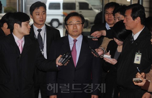 3일 오전 민간인 불법사찰 사건의 핵심인물인 이영호 전 청와대 비서관과 최종석 전 행정관의 영장실질심사가 서울중앙지법에서 열렸다. 이 전 비서관과 최 전 행정관은 지난 2010년 7월 검찰 수사 당시, 장진수 주무관에게 지시해 김종익 KB 한마음 전 대표와 관련된 사찰 자료를 없애도록 한 혐의를 받고 있으며, 서울중앙지법 영장전담 재판부는 영장실질심사를 진행한 뒤, 저녁쯤 영장 발부 여부를 결정할 예정이다. 이영호가 영장실질심사를 받기위해 서울중앙지법으로 들어가고 있다.<br />이상섭 기자. babtong@herladm.com 2012.04.03
3일 오전 민간인 불법사찰 사건의 핵심인물인 이영호 전 청와대 비서관과 최종석 전 행정관의 영장실질심사가 서울중앙지법에서 열렸다. 이 전 비서관과 최 전 행정관은 지난 2010년 7월 검찰 수사 당시, 장진수 주무관에게 지시해 김종익 KB 한마음 전 대표와 관련된 사찰 자료를 없애도록 한 혐의를 받고 있으며, 서울중앙지법 영장전담 재판부는 영장실질심사를 진행한 뒤, 저녁쯤 영장 발부 여부를 결정할 예정이다. 이영호가 영장실질심사를 받기위해 서울중앙지법으로 들어가고 있다.
이상섭 기자. babtong@herladm.com 2012.04.03
3일 오전 민간인 불법사찰 사건의 핵심인물인 이영호 전 청와대 비서관과 최종석 전 행정관의 영장실질심사가 서울중앙지법에서 열렸다. 이 전 비서관과 최 전 행정관은 지난 2010년 7월 검찰 수사 당시, 장진수 주무관에게 지시해 김종익 KB 한마음 전 대표와 관련된 사찰 자료를 없애도록 한 혐의를 받고 있으며, 서울중앙지법 영장전담 재판부는 영장실질심사를 진행한 뒤, 저녁쯤 영장 발부 여부를 결정할 예정이다. 이영호가 영장실질심사를 받기위해 서울중앙지법으로 들어가고 있다.
이상섭 기자. babtong@herladm.com 2012.04.03