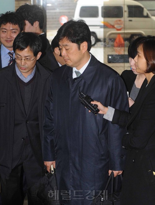 3일 오전 민간인 불법사찰 사건의 핵심인물인 이영호 전 청와대 비서관과 최종석 전 행정관의 영장실질심사가 서울중앙지법에서 열렸다. 이 전 비서관과 최 전 행정관은 지난 2010년 7월 검찰 수사 당시, 장진수 주무관에게 지시해 김종익 KB 한마음 전 대표와 관련된 사찰 자료를 없애도록 한 혐의를 받고 있으며, 서울중앙지법 영장전담 재판부는 영장실질심사를 진행한 뒤, 저녁쯤 영장 발부 여부를 결정할 예정이다. 최종석이 영장실질심사를 받기위해 서울중앙지법으로 들어가고 있다.<br />이상섭 기자. babtong@herladm.com 2012.04.03
3일 오전 민간인 불법사찰 사건의 핵심인물인 이영호 전 청와대 비서관과 최종석 전 행정관의 영장실질심사가 서울중앙지법에서 열렸다. 이 전 비서관과 최 전 행정관은 지난 2010년 7월 검찰 수사 당시, 장진수 주무관에게 지시해 김종익 KB 한마음 전 대표와 관련된 사찰 자료를 없애도록 한 혐의를 받고 있으며, 서울중앙지법 영장전담 재판부는 영장실질심사를 진행한 뒤, 저녁쯤 영장 발부 여부를 결정할 예정이다. 최종석이 영장실질심사를 받기위해 서울중앙지법으로 들어가고 있다.
이상섭 기자. babtong@herladm.com 2012.04.03
민간인 불법사찰의 ‘몸통’이라고 자처한 이영호(위) 전 청와대 고용노사비서관과 최종석 전 행정관이 3일 영장실질심사를 위해 서울중앙지법으로 들어서고 있다. 이들은 “사찰 내용을 청와대에 직접 보고했느냐”는 기자들의 질문에 입을 닫았다. 이들에 대한 구속 여부는 밤늦게 결정될 예정이다.  이상섭 기자/babtong@herladm.com