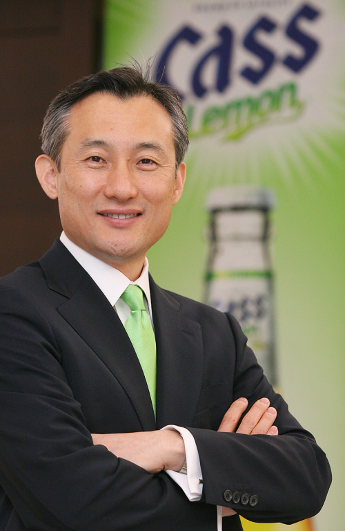 이호림(기업인/OB맥주 사장)
이호림(52) 오비맥주 사장은 지난 2일 ‘산토리 더 프리미엄 몰츠’ 생산공장이 위치한 일본 교토에서 기자간담회를 갖고 ‘카스’를 대한민국 대표맥주를 넘어 아시아 1등 맥주로 육성한다는 야심찬 포부를 밝혔다.