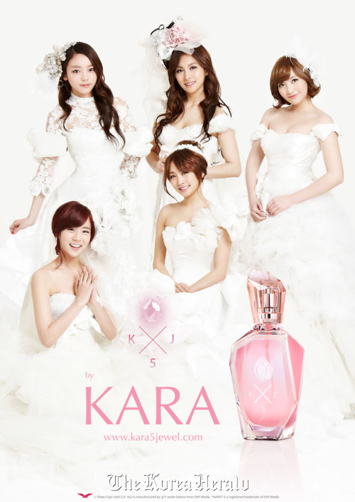 카라(가수)
An ad image of KARA and their new fragrance.  3CY