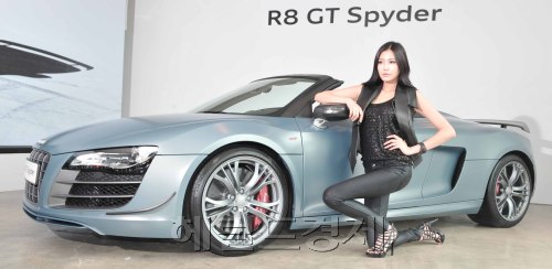 아우디 코리아는 전세계 333대 한정 '뉴 아우디 R8 GT 스파이더'를 출시했다. 최고출력 560마력,최대토크 55.1KG,제로백 3.8초,최고속도 317KM/H로 국내엔 단 6대만 출시된다. 가격 3억 4,290만원.<br />정희조 기자/checho@heraldm.com 120403
아우디 코리아는 전세계 333대 한정 '뉴 아우디 R8 GT 스파이더'를 출시했다. 최고출력 560마력,최대토크 55.1KG,제로백 3.8초,최고속도 317KM/H로 국내엔 단 6대만 출시된다. 가격 3억 4,290만원.
정희조 기자/checho@heraldm.com 120403