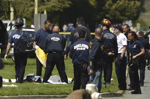 <YONHAP PHOTO-0310> Oakland Fire officials work outside of Oikos University after a school shooting in Oakland, Calif., Monday, April 2, 2012. A gunman opened fire at the university, killing at least five people, law enforcement sources close to the investigation said. Police say they have a suspect in custody. (AP Photo/Noah Berger)/2012-04-03 06:07:44/ <저작권자 ⓒ 1980-2012 ㈜연합뉴스. 무단 전재 재배포 금지.>
Oakland Fire officials work outside of Oikos University after a school shooting in Oakland, California, Monday.     AP-Yonhap News
