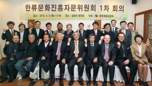 Culture Minister Choe Kwang-shik (center, front row), Korea Literature Translation Institute Director Kim Seong-kon (fourth from right, front row) and other members of an advisory committee on promoting hallyu pose for a photo at Samcheonggak, in Seoul, Monday. Kim was elected to chair the committee. Culture Ministry