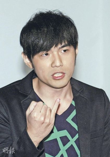 주걸륜 (周杰倫 /가수, 영화배우/타이완)
지난달 29일 저녁 저우제룬, 저우의 여자친구인 쿤링(昆凌), 저우의 모친 등 일행 20여명이 타이베이(臺北) 외곽의 한 식당에서 식사하는 장면이 포착됐다. 특히 좀처럼 함께 있는 모습을 보이지 않는 저우와 쿤링의 정면 사진이 처음으로 찍혔다.