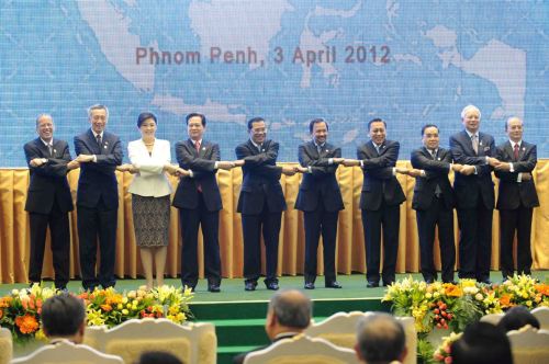 Leaders of ASEAN members pose for a group photo during the opening ceremony of the 20th ASEAN summit in Phnom Penh, capital of Combodia, April 3. (Xinhua)
